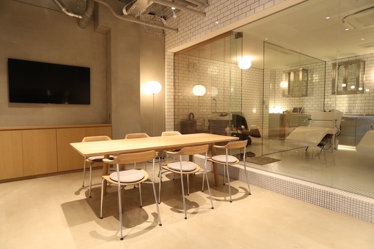 【本川越】≪土日祝休みOK≫≪実働8時間≫≪最短2年でデビュー可能≫アカデミーで効率的にスキルアップが可能！高い技術力が身に付けられる人気サロン！「organic+live 川越店（オーガニックリブカワゴエテン）」からアシスタント（美容師）の求人☆★