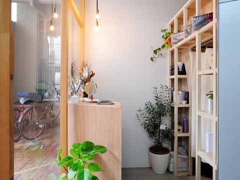 【谷町四丁目】≪月8日休み≫≪入客チャンスあり≫平均客単価10000円以上！デザインカラーがウリなのでカラーが好きな方にもオススメ！客層は20～30代の女性がメインのサロン！「Le’a（レア）」からスタイリスト（美容師）の求人☆★