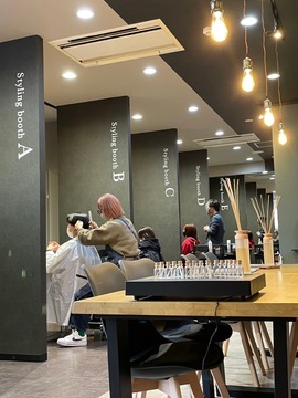 【桃園】≪デビューまで2年以内・営業中レッスンOK・20時までに退勤可能・社会保険完備≫安心のカリキュラムで一人ひとりにピッタリなペースでスタイリストデビューを目指せるヘアサロン「the laughter THE BREACH 黒崎桃園店 Smart Salon（ザラフターザブリーチクロサキモモゾノテンスマートサロン）」からアシスタント（美容師）の求人★☆