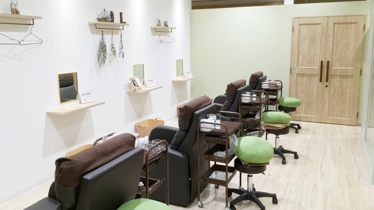 【春日原駅】≪月8日休み・社会保険完備・業務委託も大募集・土日祝の希望休OK≫研修体制が整っているので未経験の方でもご安心ください！これから業務委託にチャレンジしたい方も大歓迎！アイリストとして長く活躍ができるアイラッシュサロン「Dolly Lash イオン大野城SC店（ドーリーラッシュイオンオオノジョウエスシーテン）」からアイリスト（まつげエクステ・まつげパーマ・アイブロウ）の求人☆☆