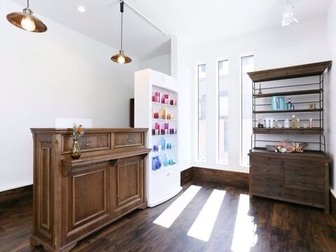 【信達】≪20時までに退勤OK≫≪日曜日定休あり≫未経験・通信生・新卒生歓迎！頑張り次第では最短2年でデビュー可能なので、スタイリストとして活躍できる日も近いですよ！ドライカットがウリのサロン「LafuLaha（ラフラハ）」からアシスタント（美容師）の求人★☆