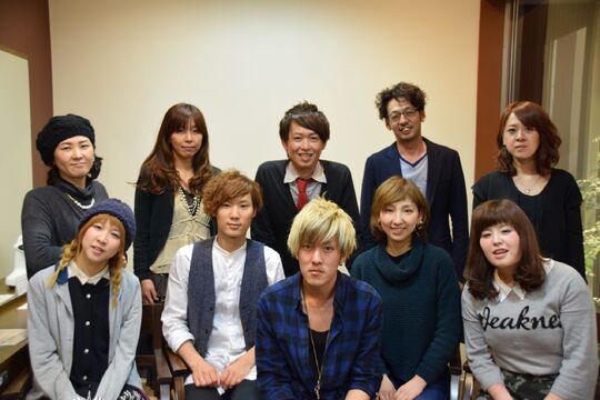 【阪急山本】≪毎週日曜定休♪≫≪社会保険完備♪≫充実のカリキュラムでスタイリストデビューまで完全サポート！自分のペースに合わせてしっかりとレッスンしてもらえます！常に笑いの絶えない地域密着型サロン“PLUS ONE山本店(プラスワンヤマモト)”よりアシスタントの求人★☆