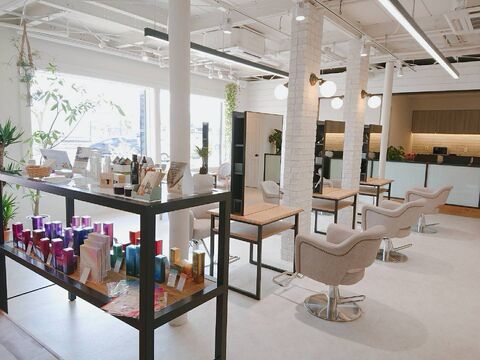 【外環沿い富田林】 月8日休み  社会保険完備 実力派オーナーが手がけるトータルビューティーサロン！技術を学びたい、講師活動をされたい方にぴったりなサロンです！「lulu CHARIS（ルルカリス）」からスタイリスト（美容師）の求人☆☆