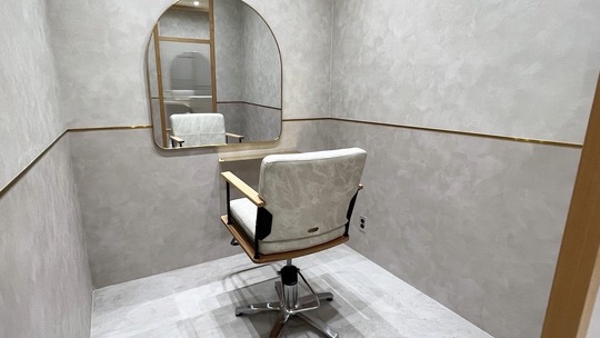 【高槻市駅】≪スタッフ定着率93％≫≪全席個室店舗≫≪インボイス会社負担で面倒な手続き不要≫≪単価10000円以上≫≪最低保障給あり≫≪マンツーマンでの入客≫韓国＆艶髪特化サロン！ほとんどのスタッフが顧客0スタートなので、顧客がいない方でも安心！高単価サロンのため数をこなさなくても稼いでいける！「Zina 高槻（ジーナタカツキ）」からスタイリスト（美容師）の求人☆★