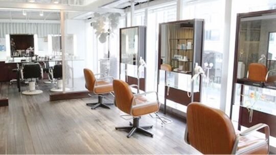 【JR元町】メディアを通じてクリエイティブな活動なども出来るので、どんどん成長出来る！サロンの質はもちろん、福利厚生もしっかりしているので安心して働けるヘアサロン「CHEST 神戸本店（チェストコウベホンテン）」からアシスタント（美容師）の求人☆★☆