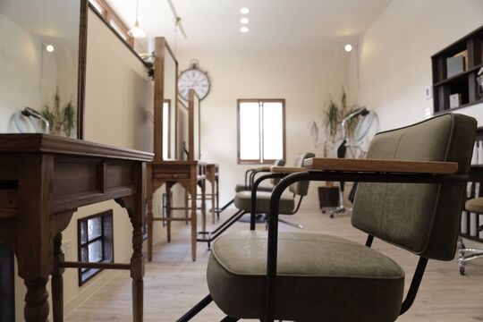 【和泉中央】もっとうまくなりたい、親身に寄り添ってお客さまに喜ばれたい。そんな方にオススメ！関わるすべてのひとを幸せにできる、『お客さまにとってかけがえのない美容師』になりましょう！≪平均19時退勤≫≪日曜定休あり≫≪社会保険完備≫「reche（リシェ）」からスタイリスト（美容師）の求人☆★☆