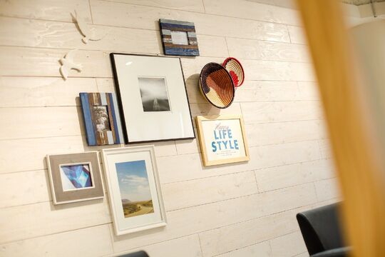 【難波】■最低保障25万円あり■休みや勤務時間は相談ください！洗練された空間に贅沢なフルフラット式シャンプー台も完備！正社員も選択可能な「MOU（ムウ）」からスタイリスト（美容師）の求人☆★