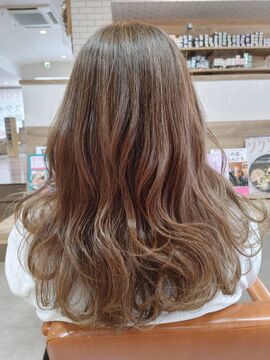 【志免】≪平均退勤時間18:00〜18:30・社会保険完備≫子育て中のママさんも歓迎！！全員接客で幅広い年代のお客様に愛されるヘアサロン「トップモード 志免店（トップモードシメテン）」からスタイリスト（美容師）の求人☆★