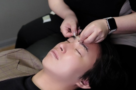 【四条】≪社会保険完備≫≪有給休暇あり≫≪土日休みOK≫≪マンツーマン施術≫≪ネイル・髪色自由≫正社員・業務委託、どちらの雇用形態も選べるサロン。研修制度がしっかりしているので未経験の方でも安心して働けます。「眉ラボ（マユラボ）」からアイブロウリストの求人★☆