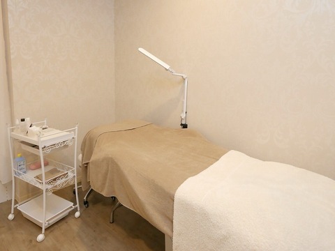 【忍ヶ丘】≪自由出勤≫≪日曜休みOK！≫≪髪色ネイル自由≫≪ブランクがある方でも大歓迎≫スタッフ同士仲良し！接客重視の半個室サロン「JAM eyelash 四條畷店（ジャムアイラッシュシジョウナワテテン）」からアイリスト（まつげエクステ・まつげパーマ・アイブロウ）の求人☆☆