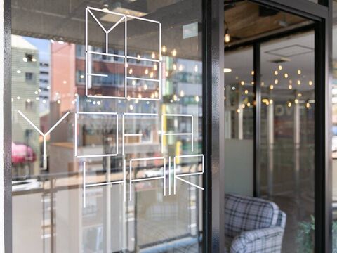 【川西能勢口】≪大手サロン並みの好待遇≫≪未経験・中途どちらも歓迎≫≪有給消化率100％≫営業中の時間も使ってレッスンするので早期デビュー可能！離職率ほぼ0名のプチプラサロン「YOFA hair（ヨファヘアー）」からアシスタント（美容師）の求人☆★☆