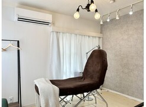 【阪急茨木市駅】≪月8～10日休み≫≪社会保険完備≫≪土日休みOK≫≪有給休暇あり≫≪産休育休制度あり≫福利厚生や休日などの自由度が高いサロンで働きたい方にオススメ！集客力にも力を入れており、集客も順調のため入客チャンス多数あり「Miri 阪急茨木店（ミリ ハンキュウイバラキテン）」からアイリスト（まつげエクステ・まつげパーマ・アイブロウ）の求人★☆