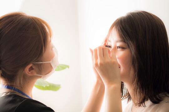 【麻布十番】≪自由出勤≫≪16時までの退勤可能≫≪土日休み、連休OK≫≪ママさん歓迎≫≪髪色ネイル自由≫ハイレベルな技術とデザイン力が身につく高単価サロン！ライフスタイルに合わせて働ける「Hills（ヒルズ）」からアイリスト（まつげエクステ・まつげパーマ・アイブロウ）の求人☆☆