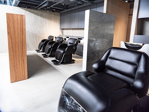 【江坂】≪薬剤が豊富で仕事がしやすい≫≪指名50%〜・フリー40%還元≫≪正社員登用制度あり≫1,2週ごとにシフトを決められるので予定が決めやすい！新しい商品も積極的に導入して、働きやすい職場を用意してくれる「ROWEN esaka（ローエンエサカ）」からスタイリスト（美容師）の求人☆★