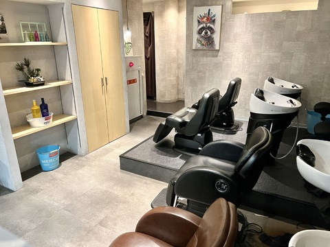 【東梅田】≪正社員登用制度あり≫≪薬剤が豊富で仕事がしやすい≫≪指名50%〜・フリー40%還元≫入客チャンスもあって稼げます！シフトも1,2週分から決められるので、プライベート重視派も安心。スタッフ目線で新しい商品も積極的に導入、働きやすい人気サロン「ROWEN（ローエン）」からスタイリスト（美容師）の求人☆★