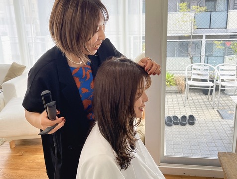 【京田辺駅】≪完全週休2日制≫≪土日休み月1回OK≫≪営業時間内レッスンOKで最短1～1年半デビュー≫≪ウィッグ手当てあり≫平均退社19時でプライベート充実！！スタッフ同士でランチに行くなど、人間関係の良いアットホームサロンです！「marble hair（マーブルヘアー）」からアシスタント（美容師・理容師）の求人☆★☆
