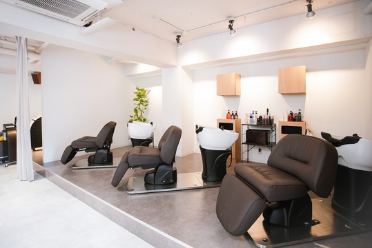 【近江八幡】≪完全個室≫≪選べる勤務体系≫≪所得補償制度あり≫≪完全マンツーマンサロン≫≪髪質改善が人気＆客単価1万円以上≫某集客サイトで受賞歴があり集客力抜群！確定申告サポートもあり業務委託が初めてという方でも安心して勤務することができます「個室型サロンTRAN9UIL BANCA（コシツガタサロントランクイルバンカ）」からスタイリスト（美容師）の求人★☆