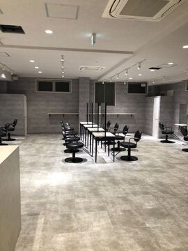 【なんば】 月給23万円  早期デビュー可能 最新設備&豊富な薬剤を揃える人気ヘアサロン！スタイリッシュな店内には個室も完備！全国に向けて展開を予定しています！「_WHITE 難波店（アンダーバーホワイトナンバテン）」からアシスタント（美容師）の求人☆★☆