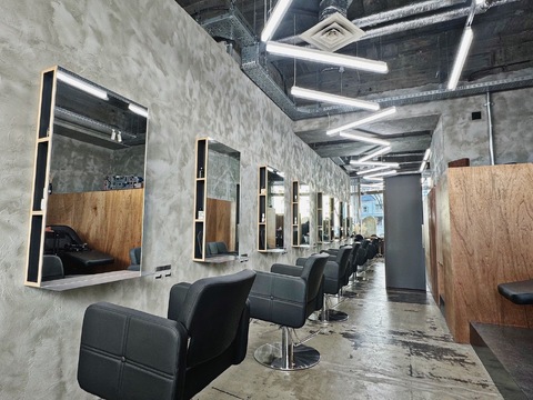 【梅田】≪正社員or業務委託から選択可能≫≪完全週休2日制≫≪マンツーマン接客≫≪カットカラー2時間枠≫≪社会保険完備≫≪客単価10000円≫≪土日休み相談OK≫洗練された技術を提供するデザインカラー特化サロン！「ESSENZA（エッセンザ）」からスタイリスト（美容師）の求人★☆