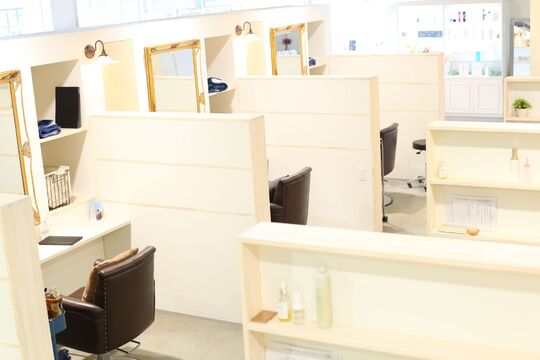 【樟葉】≪17時閉店≫≪全席半個室≫≪完全週休2日制と週休3日制の選択制≫≪社会保険完備≫≪自転車貸出あり≫客単価13000円ほどの高単価髪質改善サロン！成人式の着付けやセットも学べる！入客チャンスあり！安心して長く働ける環境で働きませんか 「TOM HAIR DESIGN 楠葉店(トムへアーデザインクズハテン)」からスタイリスト（美容師）の求人☆★☆