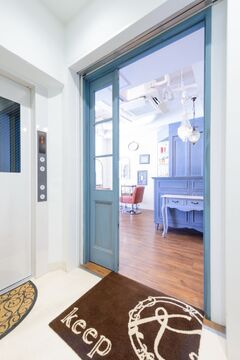 【自由が丘】≪未経験、新卒生、通信生≫≪完全週休2日制≫≪デビューまで2年以内≫≪営業時間内レッスン≫≪ママさん、ブランクのある方OK≫≪引っ越し費用一部負担あり≫≪客単価10000円以上≫≪髪質改善がウリ≫≪社会保険完備≫集客も抜群！お客様1人1人としっかり向き合える「keep hair design（キープヘアデザイン）」からアシスタント（美容師）の求人☆★☆