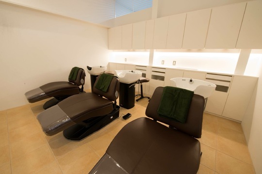 【横代】≪日曜定休あり・社会保険完備・完全週休二日制も選択OK・18:00退勤・残業ほぼなし・営業中のレッスンOK・最短6ヶ月でスタイリストデビュー可能≫チームワークを大切にし働きやすい環境づくりに取り組んでいます！オーガニックの薬剤にこだわりお客様満足度が高い技術を提供するヘアサロン「Hair Rire 横代店（ヘアーリールヨコシロテン）」からアシスタント（美容師）の求人☆★