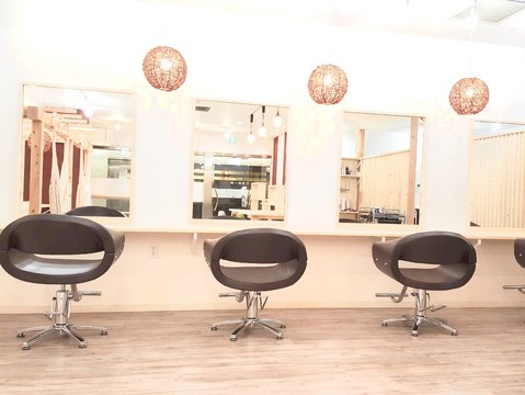 【大阪駅】「しっかり休めて、しっかり成長できる」若手がのびのび活躍できるアットホームサロン！早く上手くなりたい人、集まれ！入客チャンス豊富で若手が主役のサロンです！20時迄に退社／月1土日休みOK◎女性スタッフ多数で相談しやすい環境◎頑張りを、きちんと評価される高単価＆安定待遇で長く働いてもらえます「a-rch for hair 梅田店（アーチフォーヘアーウメダテン）」からアシスタント（美容師）の求人☆☆