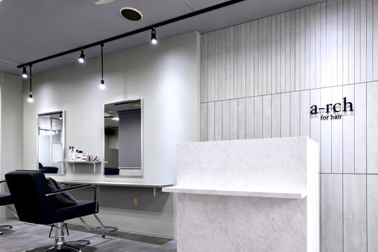 【心斎橋】「しっかり休めて、しっかり成長できる」若手がのびのび活躍できるサロン！早く上手くなりたい人、集まれ！入客チャンス豊富で若手が主役のサロンです！20時迄に退社／月1土日休みOK◎女性スタッフ多数で相談しやすい環境◎頑張りをきちんと評価されるので安心して働いてもらえます「a‐rch for hair 心斎橋店（アーチフォーヘアーシンサイバシテン）」からスタイリスト（美容師）の求人☆☆