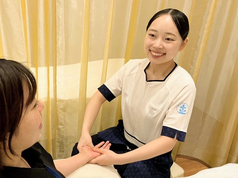 【大阪駅】≪大手ならではの手厚い研修制度≫≪未経験OK≫一生モノのスキルを習得可能！夢を追いかけながら、ライフスタイルを大切にしながら、そんな希望もきっと叶います！一からプロのセラピストになれる「ラフィネ ルクア店（ラフィネルクアテン）」からセラピストの求人★☆