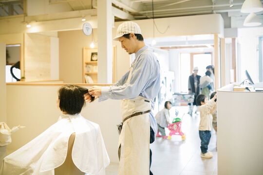 【高砂】≪土日出れない方もOK≫日曜出れなくてもOK！併設のカフェやコインランドリーが日々の負担を軽くして、子どもや自分、家庭のための時間を作ってくれます。女性を応援するヘアサロン「hull（ハル）」からスタイリスト（美容師）の求人☆☆