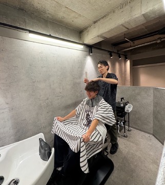 【新守山】≪月給30万円以上≫≪完全週休2日制≫≪前職の給与保証あり≫≪住宅手当あり≫メンズに特化したフェードカットやバーバースタイルが人気のサロン！徹底的にメンズへこだわったおしゃれなサロンです！「siano（シャノ）」からスタイリスト（美容師・理容師）の求人★☆