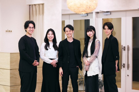 【銀座】≪平均単価約28000円≫≪賞与あり・平均年収550万円≫自社商材を駆使した唯一無二の技術力がウリの人気サロン！スタッフ満足度も高く、離職率0％！「sins（シンズ）」からスタイリスト（美容師）の求人☆★