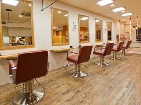 【豊中】≪完全週休二日制≫≪駅チカ≫≪ブランク明けの方でもOK≫≪年間120日以上≫たくさんの休日が豊富！プライベートが充実できる環境ですUNIVER logos（ユニバー ロゴス）からスタイリスト（美容師）の求人☆☆