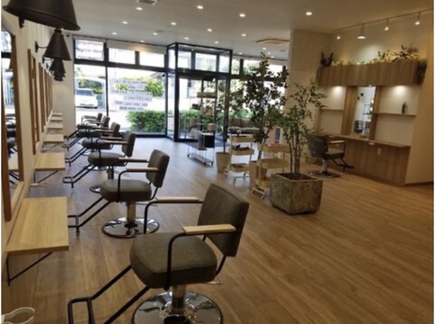 【草津】≪月8,9日休み≫≪社会保険完備≫≪毎月1回、日曜休みあり≫≪ママさん美容師も歓迎≫平均客単価1万円以上の高単価サロン！年間休日115日と業界最高水準なのでプライベート充実！入客スタイルはマンツーマンでも掛け持ちでも可能！スタッフの個性を活かして活躍してもらいます◎「HAIR DESIGN Kizuna（ヘアーデザインキズナ）」からスタイリスト（美容師）の求人★☆
