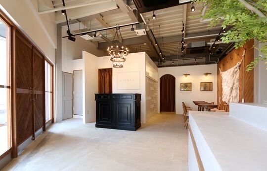 【飾磨】≪月間休日月9日≫≪社会保険完備≫≪月給24万円スタート≫≪有給休暇あり≫≪18時過ぎに退勤可能≫など長く働きやすい環境が揃った人気サロン！マンツーマンでの入客でお客様としっかり関われます！技術売上の40％以上の高還元率でしっかり稼げてプライベートも充実可能「ETERNAL（エターナル）」からスタイリスト（美容師）の求人☆★☆