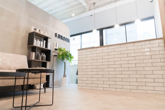 【なんば】≪完全マンツーマン&カットカラー2時間枠≫≪自由出勤≫≪永久保障給あり≫≪全席個室で最新設備完備≫≪平均単価12000円≫ヘアケアと髪質改善で高単価&指名再来率UPを目指します！「S.BROOM（エスドットブルーム）」からスタイリスト（美容師）の求人★☆