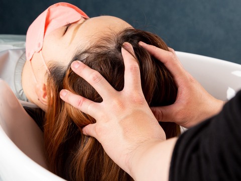 【樟葉】≪完全週休2日制≫≪日曜定休あり≫≪皆勤手当てあり≫≪ママさんOK≫落ち着いたお客様層が中心。丁寧な接客を大切にする美容室「salon de MOET（サロンドモエ）」からスタイリスト（美容師）の求人☆★☆