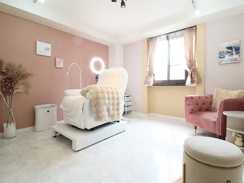 【難波】≪マンション内での完全個室空間≫≪完全マンツーマン≫≪完全週休2日制＆社会保険完備≫≪選べる雇用形態≫週1〜2日勤務の方もOK！他業種とのWワークも相談OKで、ライフスタイルに合わせた勤務形態の選択が可能です！！平均単価は8500円と高く、毎月80〜90名に入客できる安定した集客力のある「Livicate（リビケイト）」からアイリスト（まつげエクステ・まつげパーマ・アイブロウ）の求人★☆★