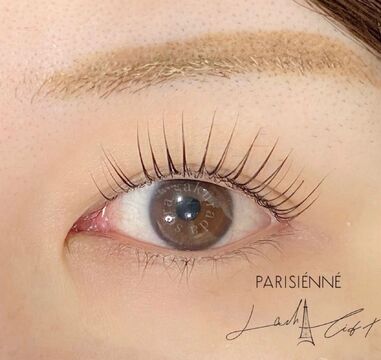 【山科】≪19時閉店≫≪産休育休制度あり、取得実績もあり≫≪入客の掛け持ち一切なし≫≪社会保険完備≫≪実働8時間≫≪人間関係◎≫お客様にマンツーマンでしっかりと技術の提供ができる「眉とまつげの専門店 sora（ソラ）」からアイリスト（まつげエクステ・まつげパーマ）の求人★☆★