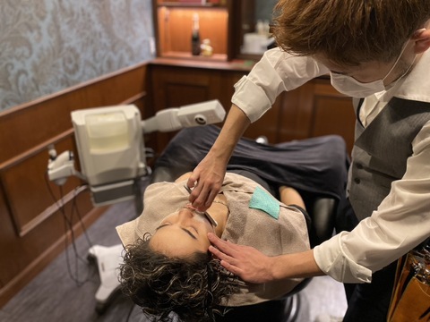 【JR久宝寺】≪スタイリスト月給25万円以上≫≪完全週休2日≫≪土日休みも応相談≫≪有給休暇あり≫≪営業内レッスンあり≫≪社会保険完備≫正しい雇用で長く安心して働ける職場です！入客チャンスもバッチリ、フェードからカラーやパーマ、ビジネススタイルまで広く技術が身につくサロン「Leo barber（レオバーバー）」から理容師（理容室）の求人☆★