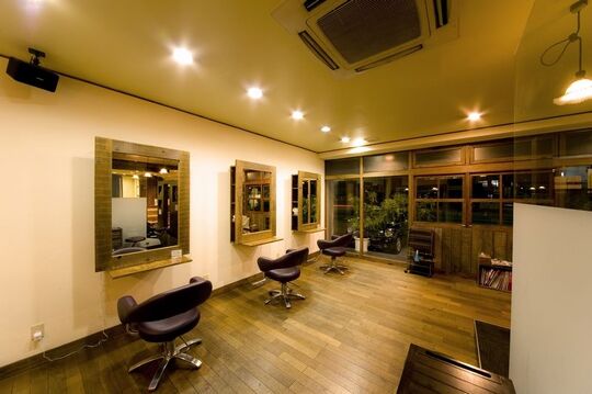 【高宮】≪社会保険完備・営業時間18:00迄・ヘアセットが学べる・小規模少人数・サロンワーク中心・ブランクOK・完全予約制・ヘッドスパ、カラーが人気≫スタッフの意見に耳を傾け働きやすい環境を創っています。なんでも意見を言える、小規模だからこその風通しの良さがある温かい雰囲気のヘアサロン「Chic Hair（シークヘアー）」からスタイリスト（美容師）の求人☆★