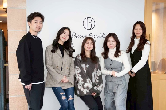 【戸塚】≪標準月給50～60万円≫≪有給休暇あり≫≪時間通りに退社可能≫≪社会保険あり≫年収700万円も実現できます！成果を出せるのは会社が良いチームだから。良いチームは楽しく安心して仕事ができるもの！カットやカラーはもちろん、髪質改善、スパなどアナタの長所を活かして働けるサロンです！「Bear Fruit 戸塚店（ベアーフルートトツカテン）」からスタイリスト（美容師）の求人☆★